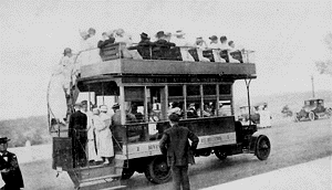 Municipal autobus in Forest Park, 1917